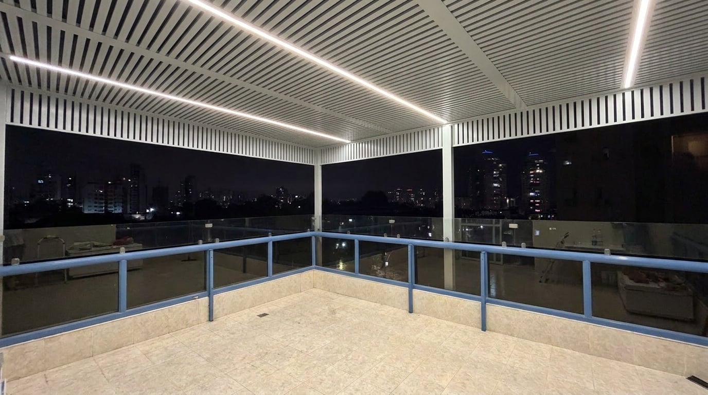 פרגולה לבנה משלבים עם פסי לד במרפסת גג בלילה, נוף עירוני מואר